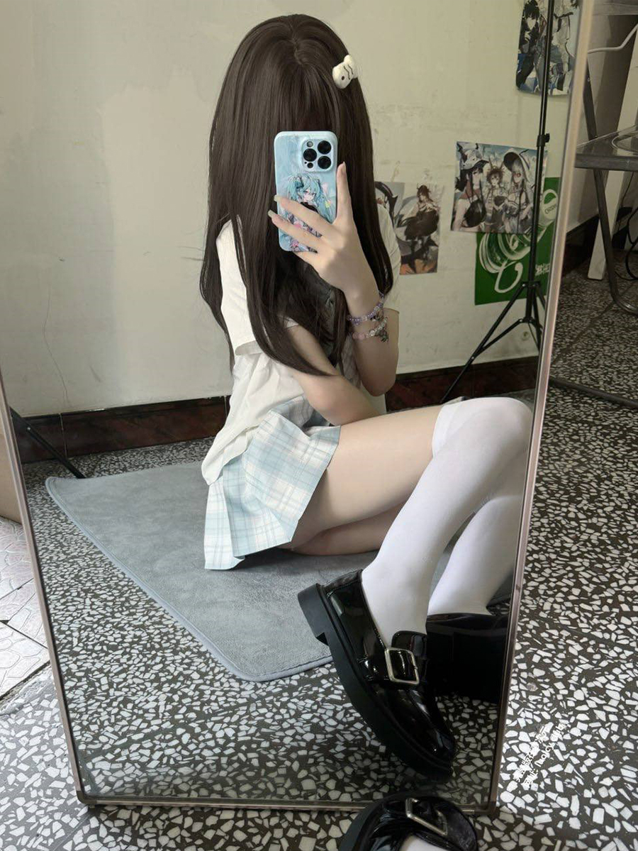 经典的白嫩少女萝莉。白丝双腿被抱起来操