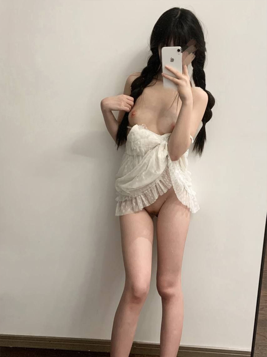 这肉肉的阴唇好诱惑，扒开嫩穴给大家仔细观赏，小姐姐真女菩萨啊