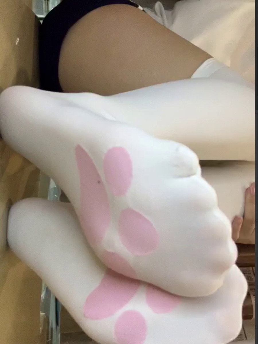 足控的天堂，网红福利姬，穿着柔柔软软的白丝嫩足，太有诱惑力了