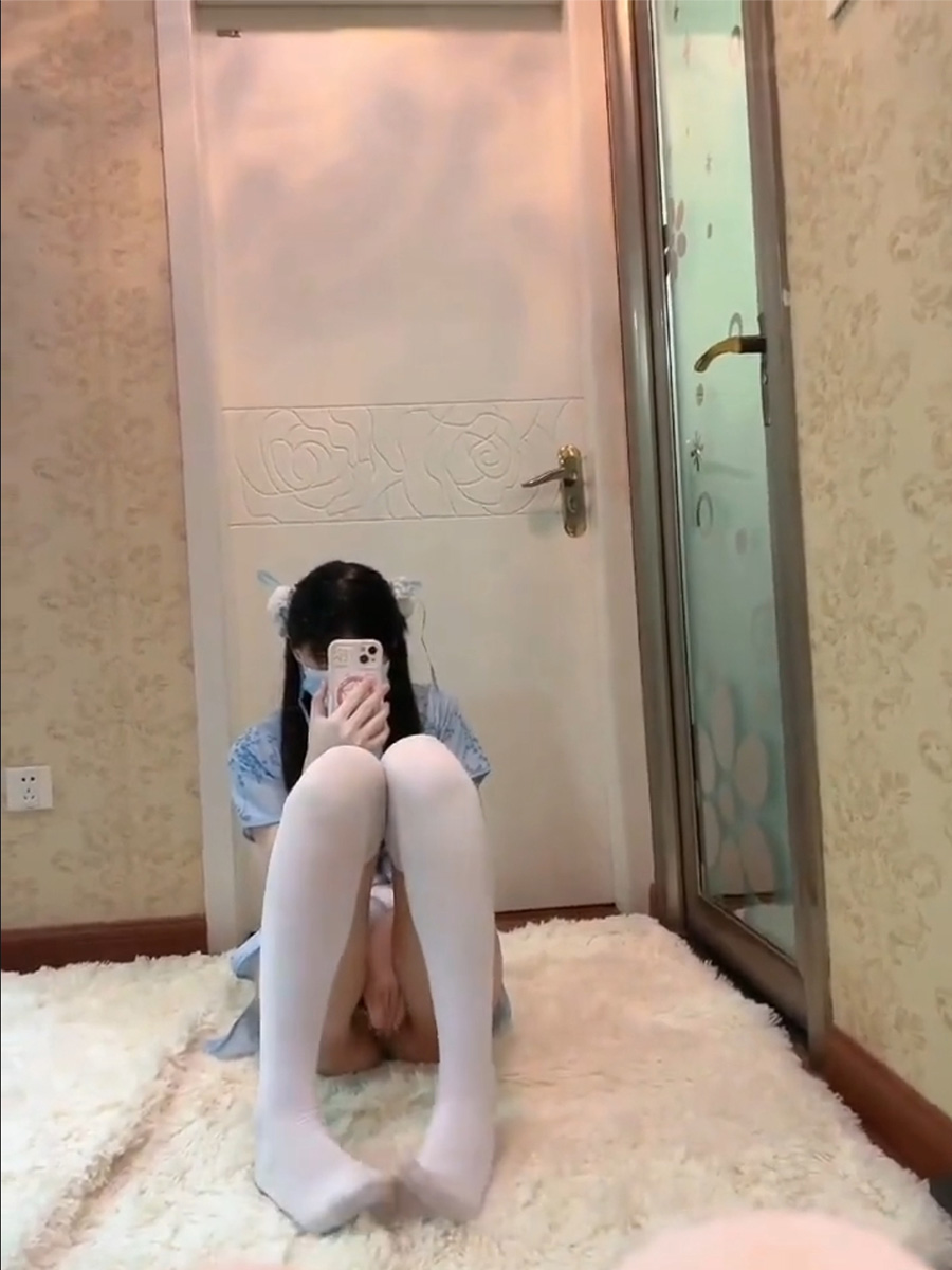 还是处的少萝宝宝只能用迷你假鸡巴自慰了