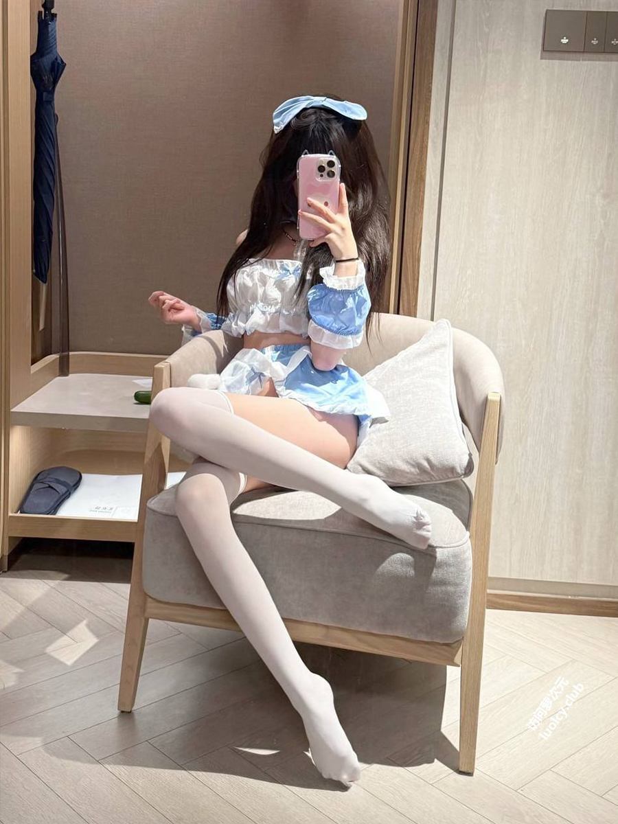 小萝莉又长毛毛了，趁放学偷偷叫爸爸给他刮掉