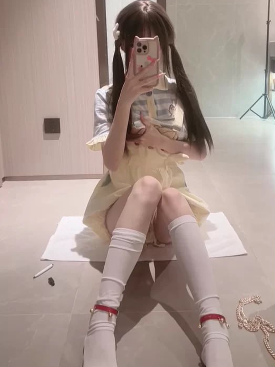 又是最喜欢的高中生少女萝莉。这种白嫩细长的双腿和没有发育完全的阴户真是让人性欲爆棚。