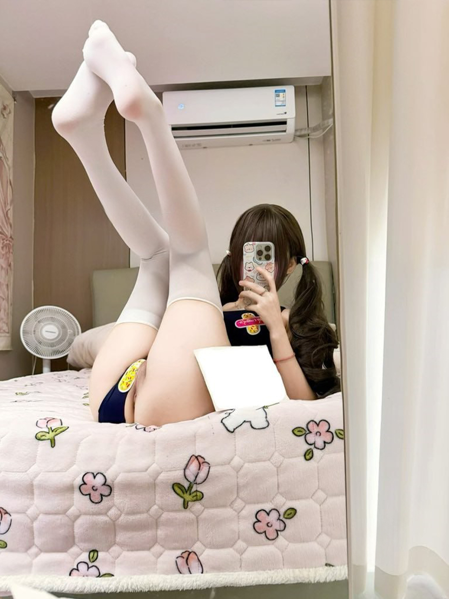 死库水体操服小女生，跟日本动漫里走出来的一样。翘着屁股，舔着大肉棒，把小穴对准主人，让主人肆意玩弄