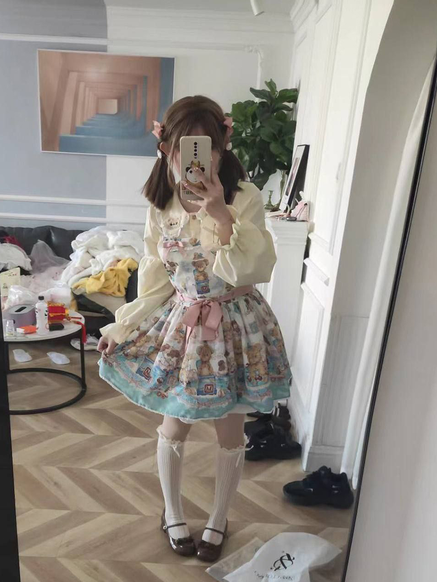 清纯可爱双马尾小萝莉，被抓着双马尾后入爆操，大鸡吧插入叫的撕心裂肺的